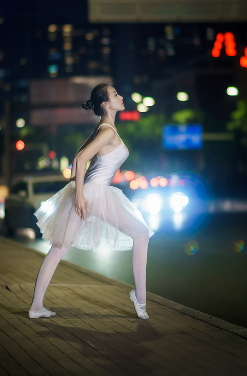 “高速直冲:直线冲刺让人血脉喷张”,跑高速直线行驶技巧