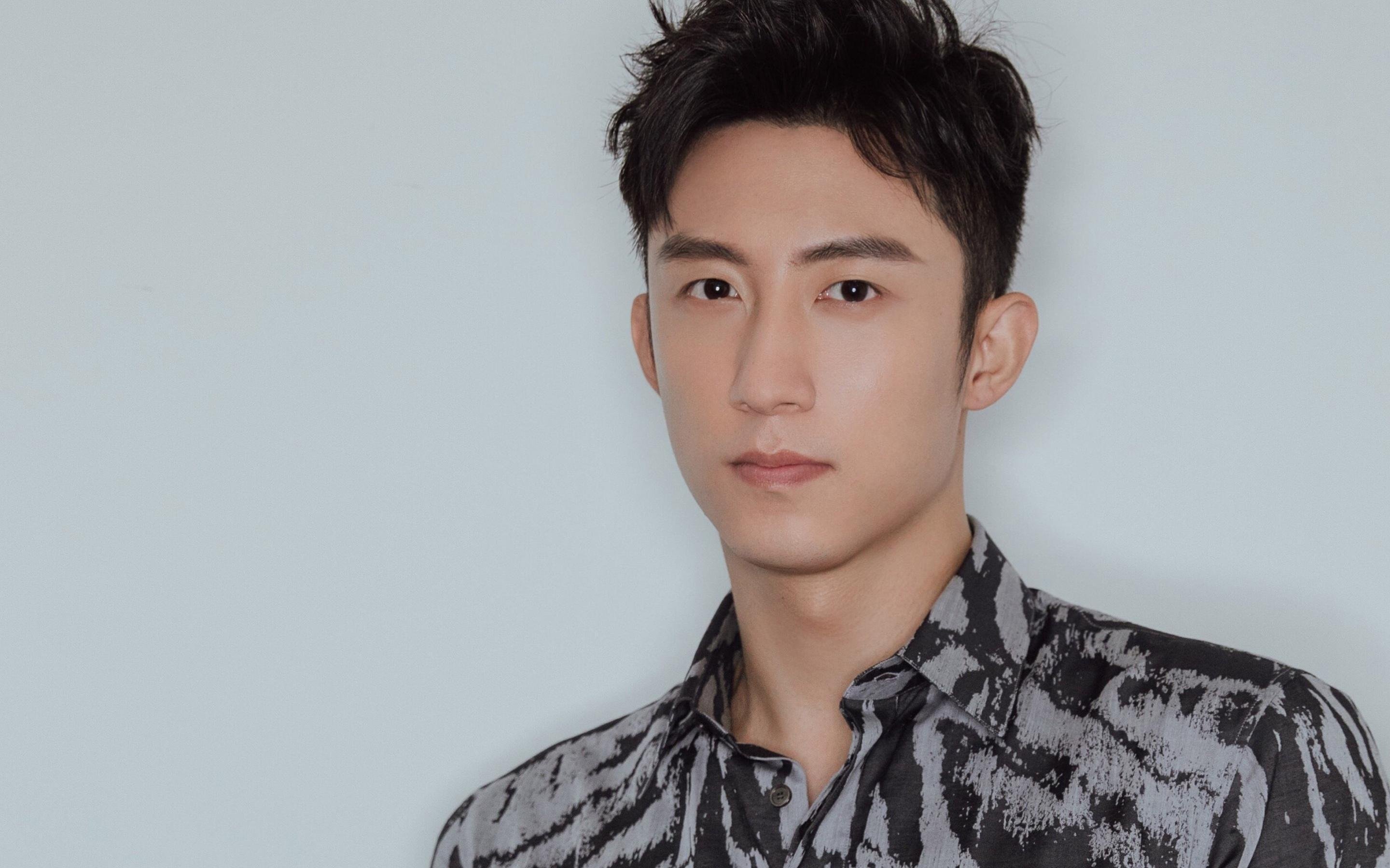 “高速直冲:直线冲刺让人血脉喷张”,跑高速直线行驶技巧