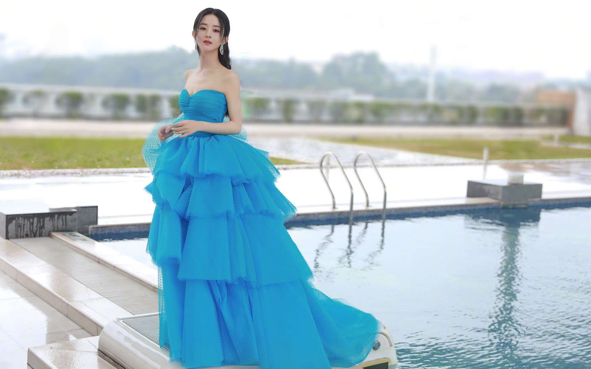 报道美国游泳选手在奥运会上取得第八枚金牌的历史性成就，彰显其卓越表现。