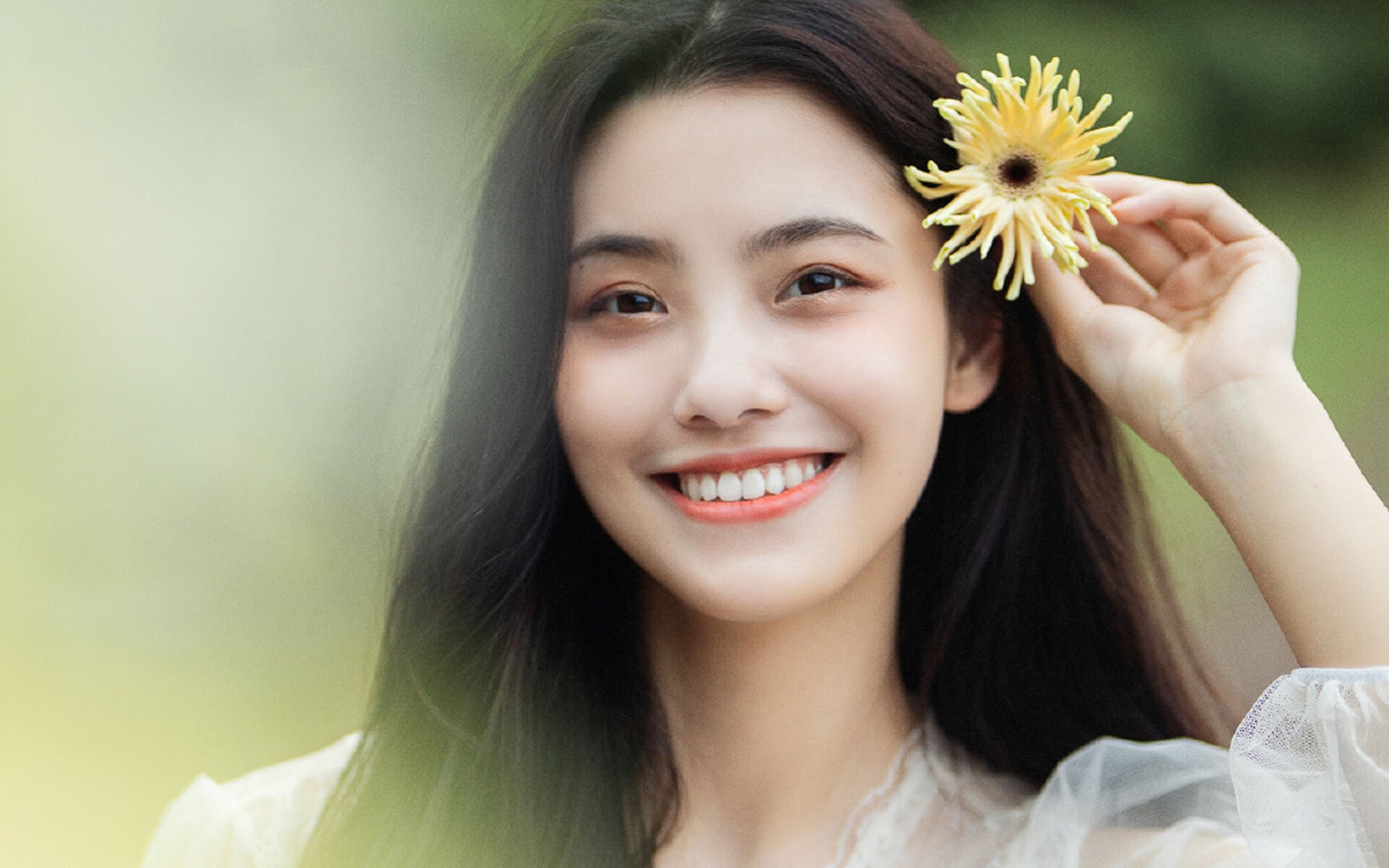 报道美国游泳选手在奥运会上取得第八枚金牌的历史性成就，彰显其卓越表现。